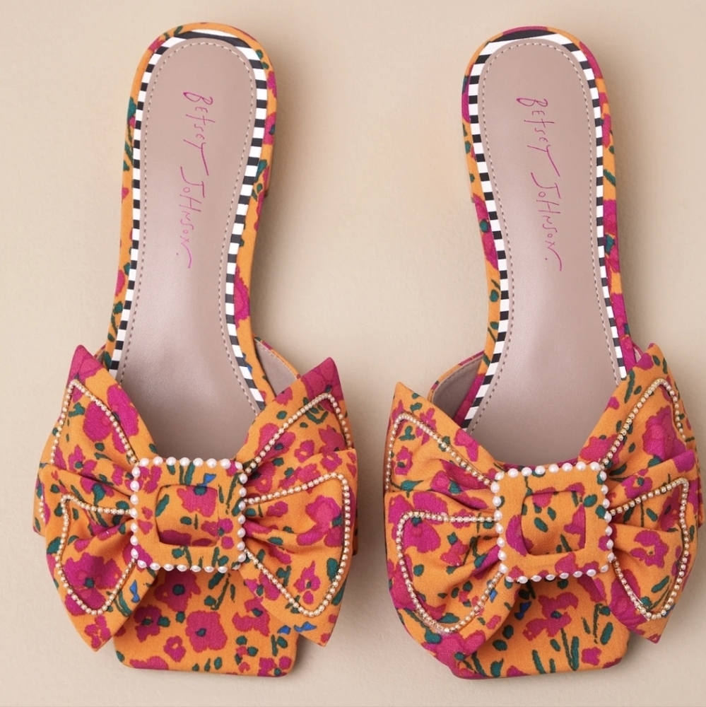 Betsey Johnson Garnet Floral Pearl Bow Slide Sandals 7 Like New! - Picture 4 of 6